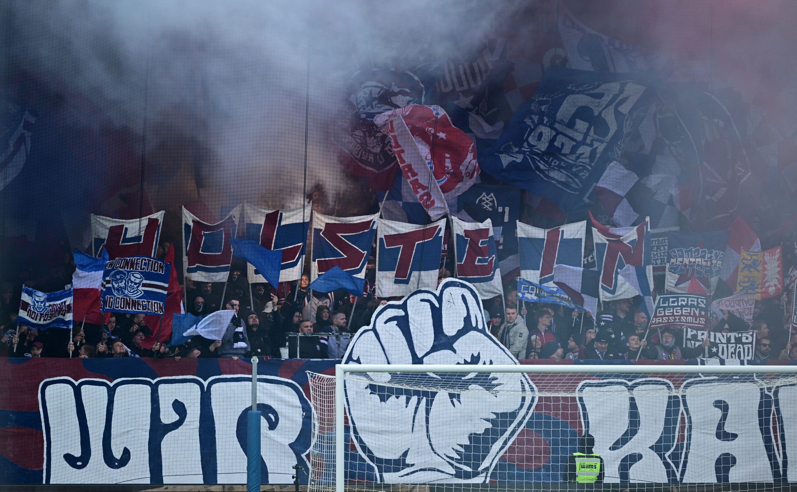Fans von Holstein Kiel zünden Pyrotechnik