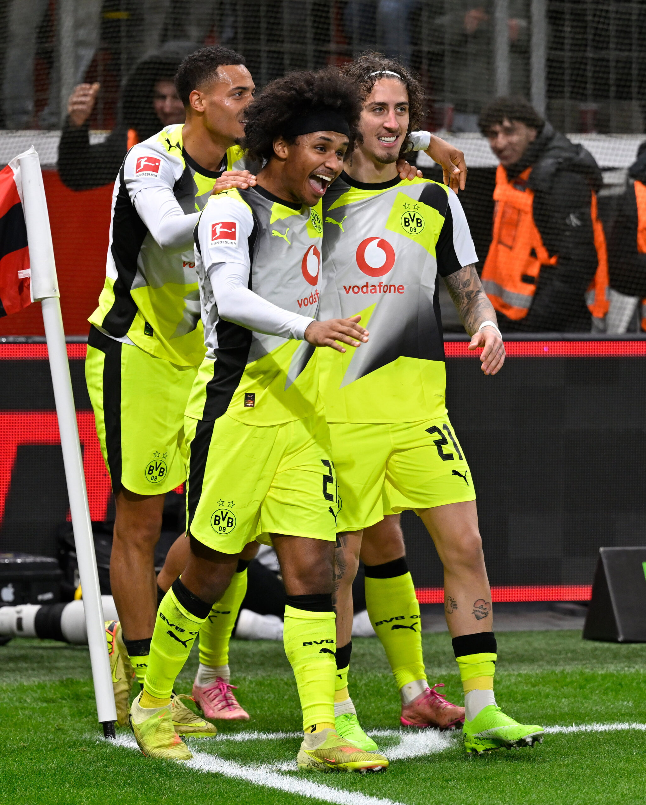 Karim Adeyemi feiert das Tor zum 2:0 für den BVB