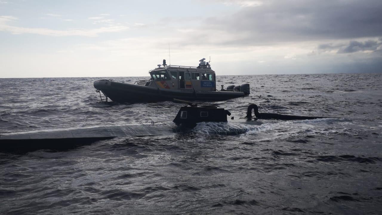 Die Marine kontrolliert ein U-Bot, in dem versucht wird, Drogen zu Schmuggeln.