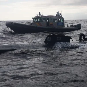 Die Marine kontrolliert ein U-Bot, in dem versucht wird, Drogen zu Schmuggeln.