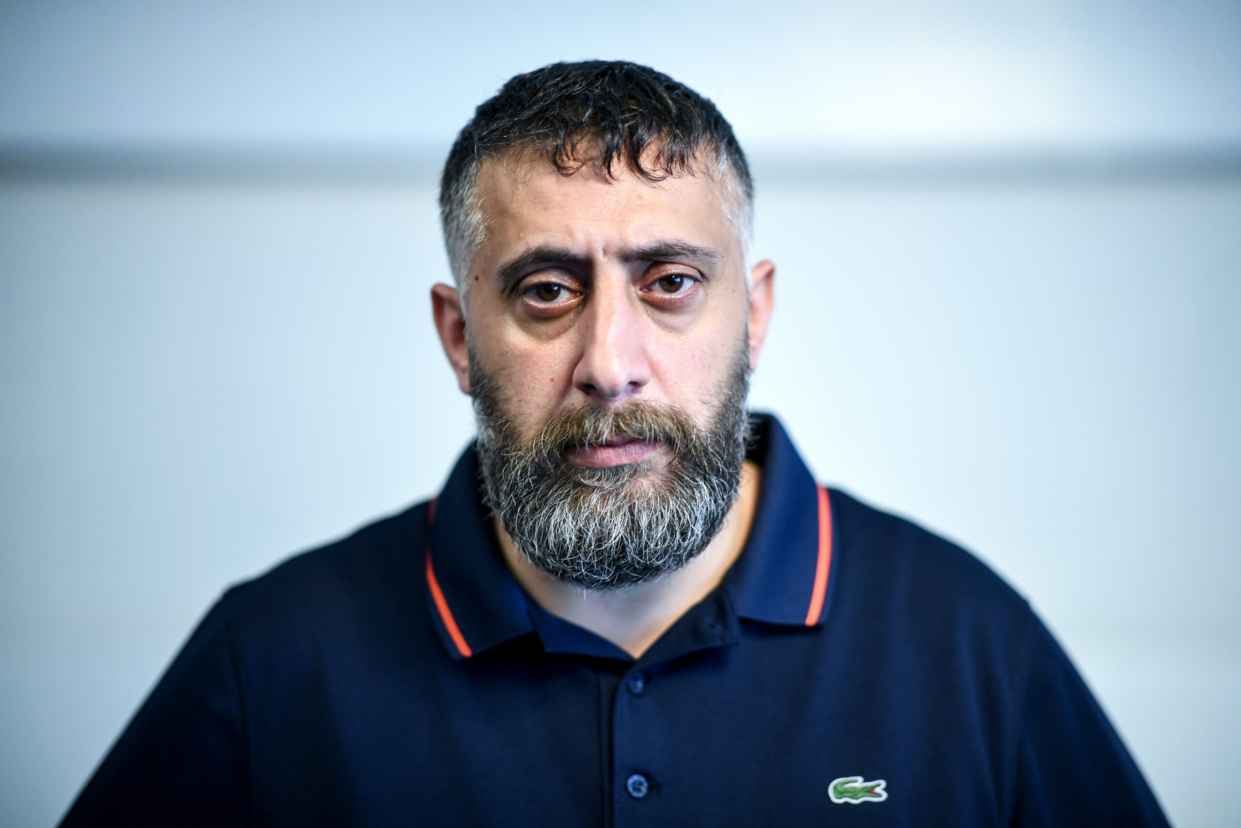 Der „4-Blocks” Star saß wegen Fahren ohne Führerscheins in Haft. Nun zeigt er stolz seinen Führerschein.