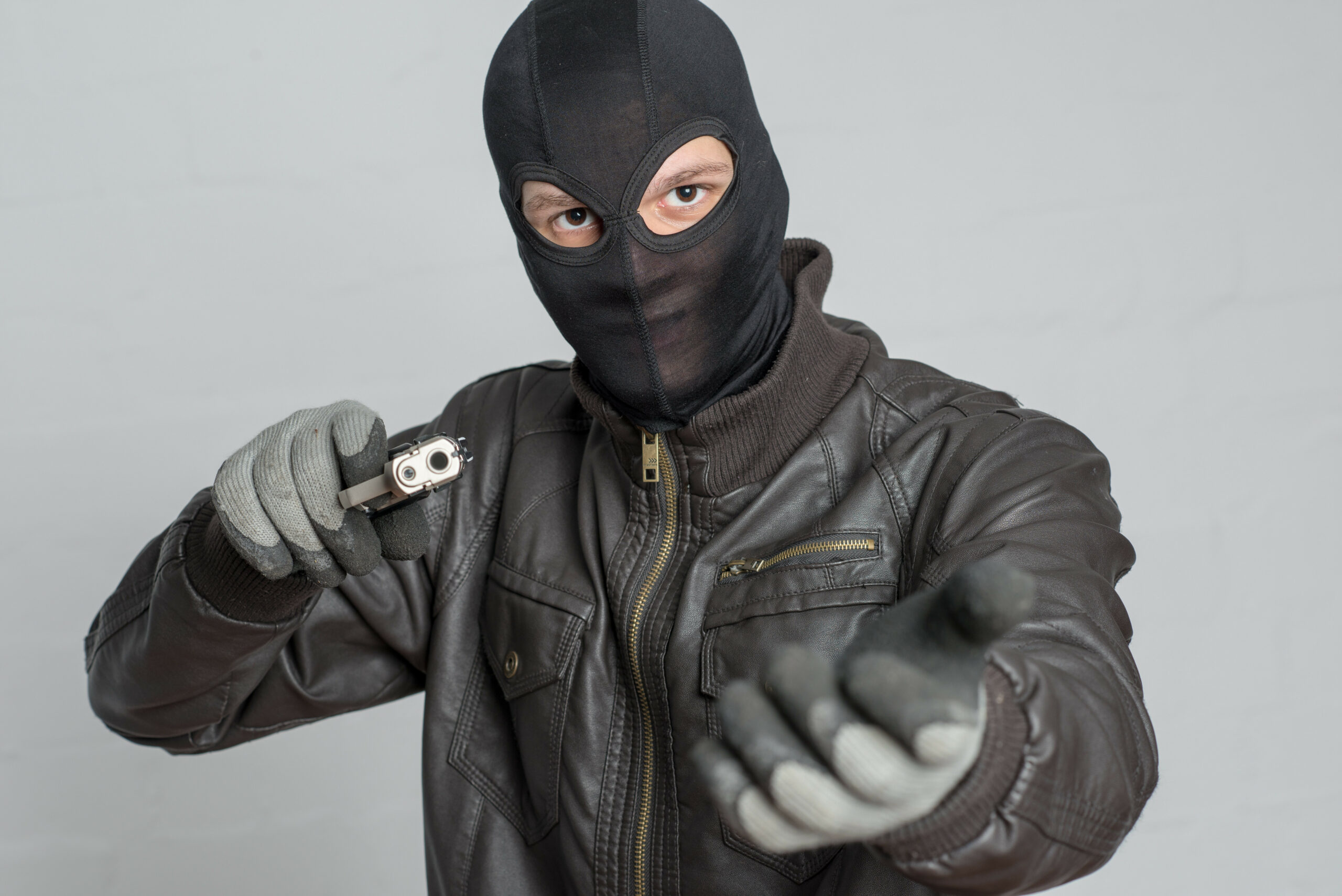 In Eydelstedt dringen drei bewaffnete Täter in das Haus eines 83-Jährigen ein und rauben ihn brutal aus. (Symbolbild)