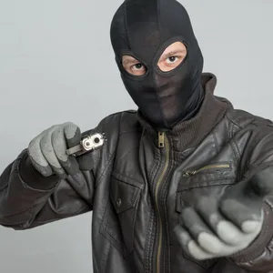 In Eydelstedt dringen drei bewaffnete Täter in das Haus eines 83-Jährigen ein und rauben ihn brutal aus. (Symbolbild)