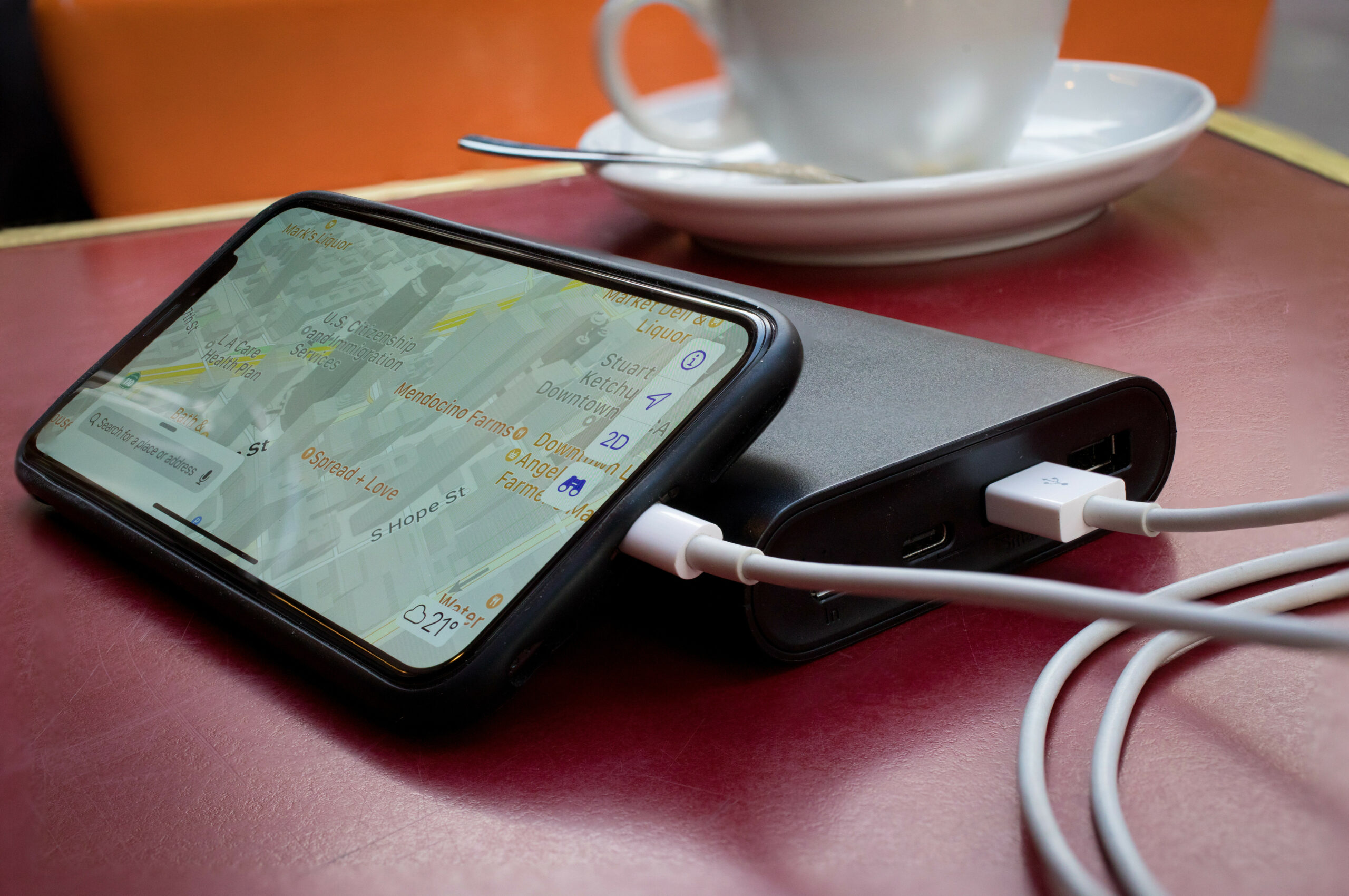 Ein Smartphone lädt von mobilem Zusatzakku