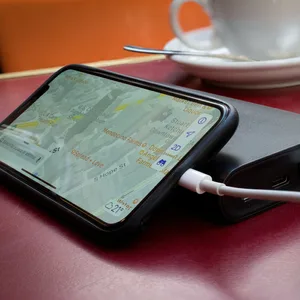 Ein Smartphone lädt von mobilem Zusatzakku