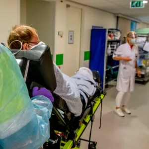 Übergabe eines Patienten im Krankenhaus