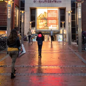Das Einkaufszentrum im Hamburger Westen plant, Parkplätze durch Wohnungen zu ersetzen.