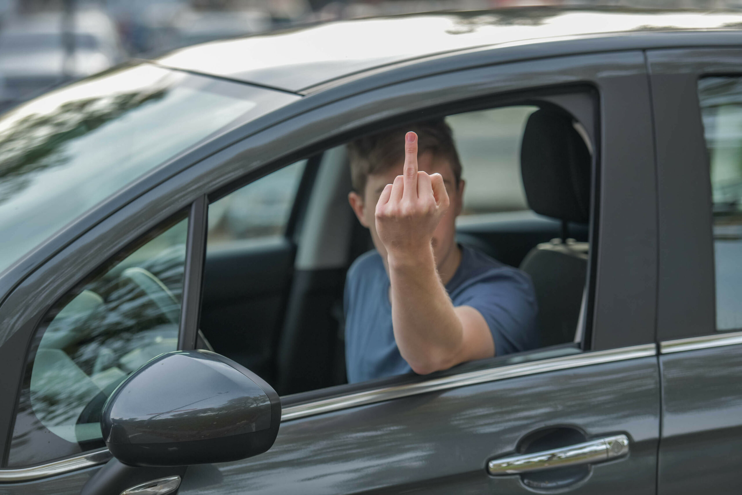 Autofahrer zeigt am Steuer den Mittelfinger