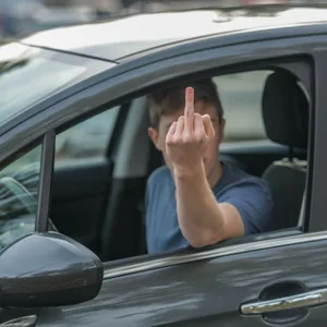 Autofahrer zeigt am Steuer den Mittelfinger