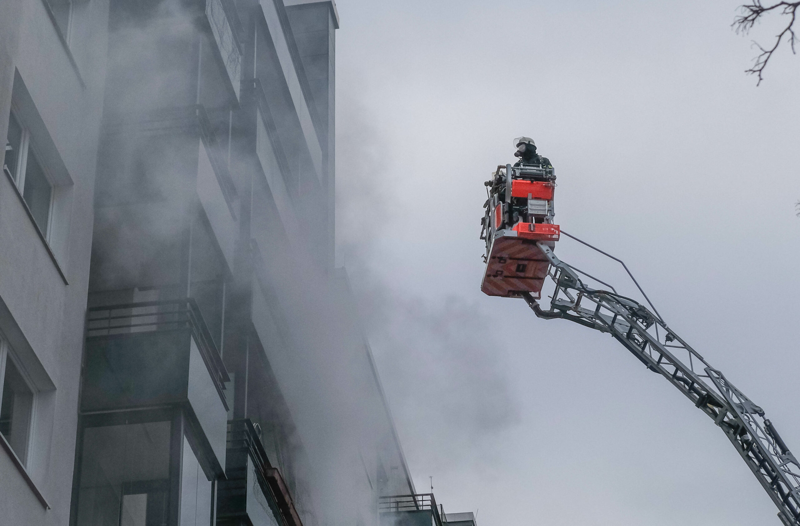 Über eine Drehleiter löscht die Feuerwehr die Wohnung in Hamburg-Billstedt.
