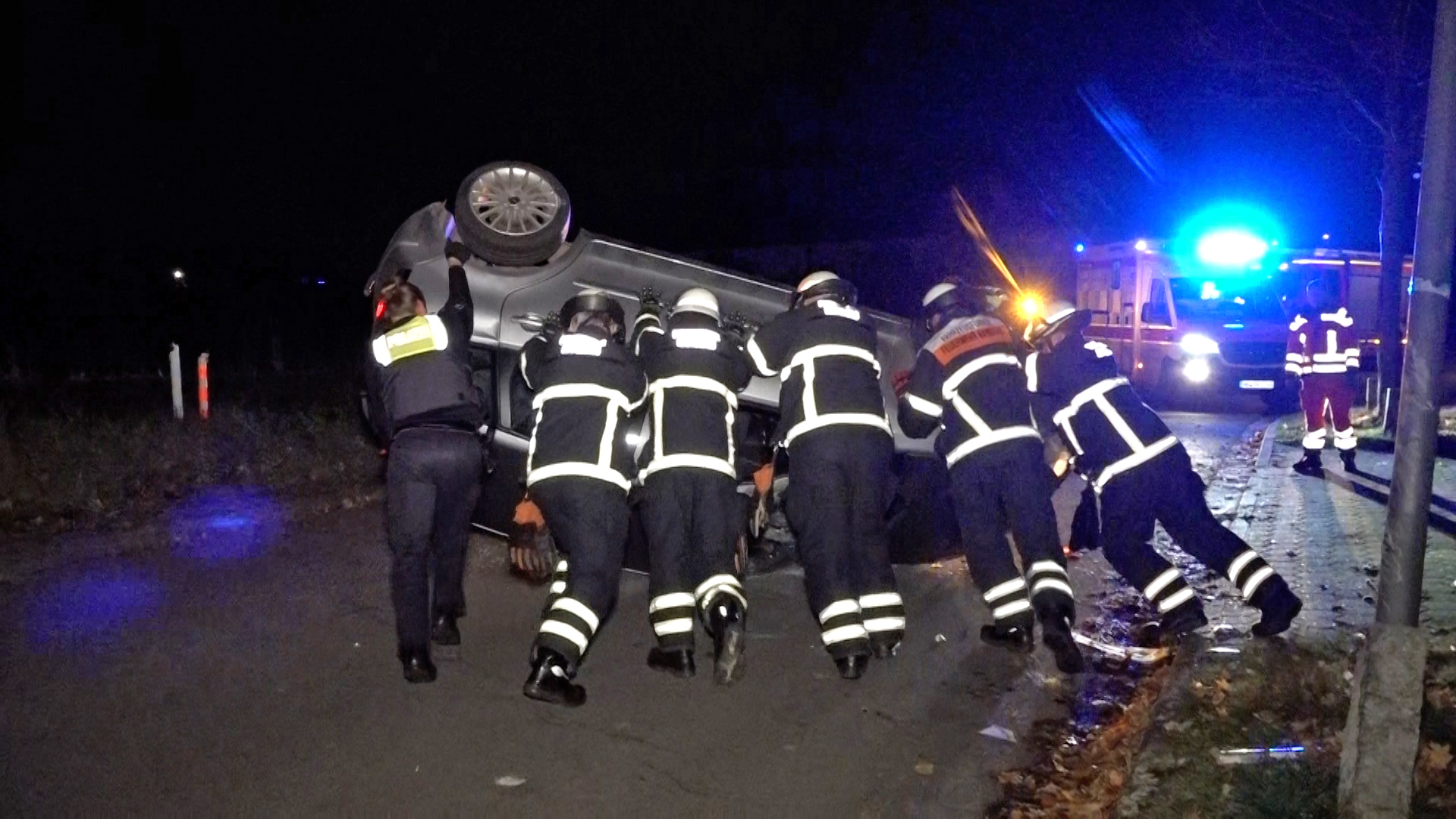 Die Feuerwehr stellt den Wagen wieder auf die Räder. Der Fahrer war in Sinstorf verunfallt, nachdem er am Steuer eingeschlafen war.