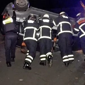 Die Feuerwehr stellt den Wagen wieder auf die Räder. Der Fahrer war in Sinstorf verunfallt, nachdem er am Steuer eingeschlafen war.