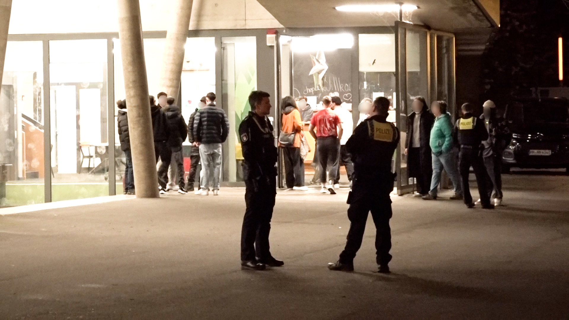 Polizeibeamte und Jugendliche in Wilhelmsburg