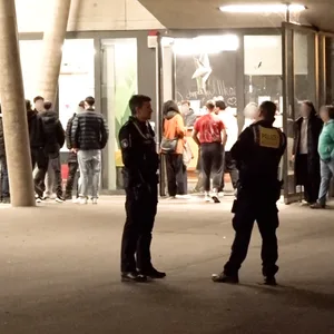 Polizeibeamte und Jugendliche in Wilhelmsburg