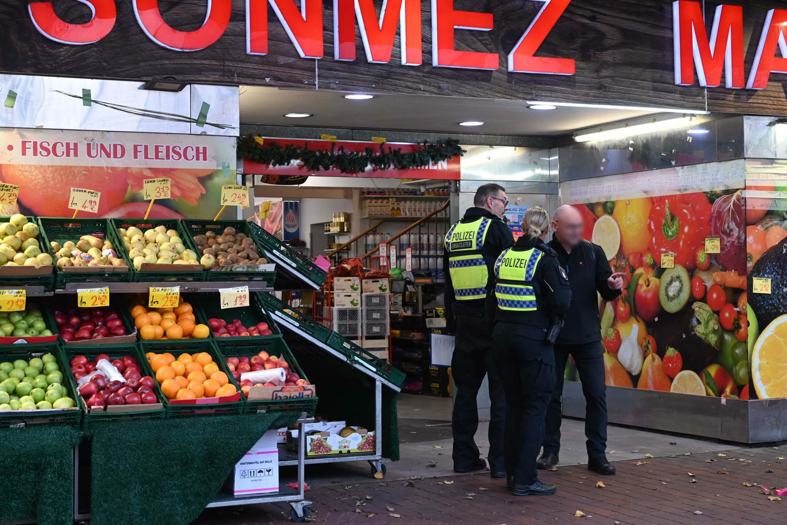 Nach Razzia in Supermarkt in Harburg – gegen sieben Personen wird ermittelt