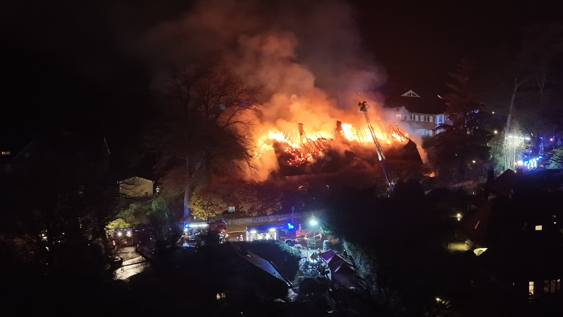 Das Reetdachhaus kurz hinter der Hamburger Stadtgrenze brannte vollständig ab.