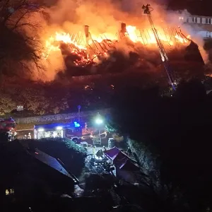 Das Reetdachhaus kurz hinter der Hamburger Stadtgrenze brannte vollständig ab.