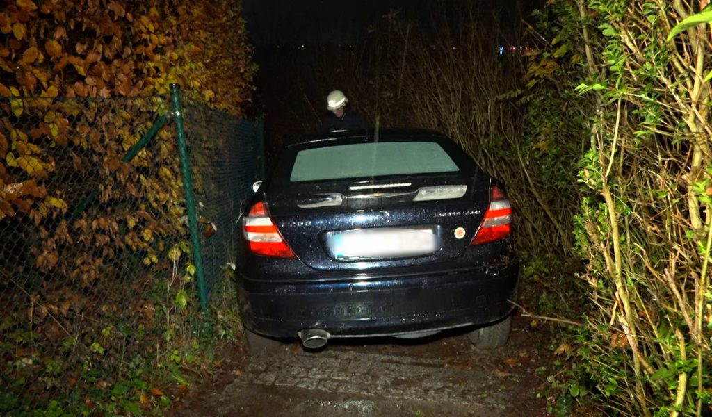 Huch-wie-kommt-er-denn-dahin-Senior-mit-Auto-im-Treppenviertel-eingeklemmt