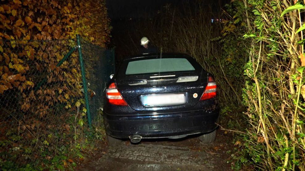 Ein Auto auf einer Treppe