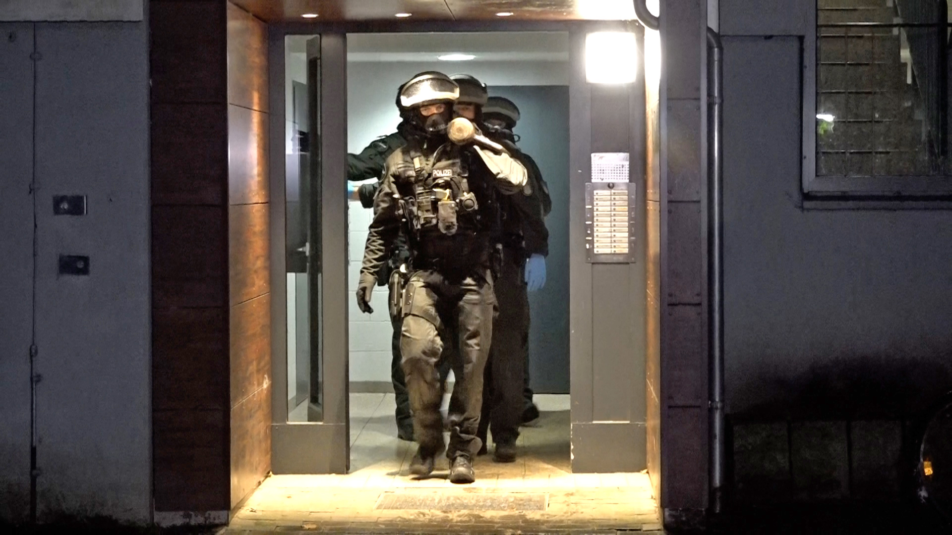 Die Spezialkräfte durchsuchten eine Wohnung in einem Hochhaus am Karl-Arnold-Ring.