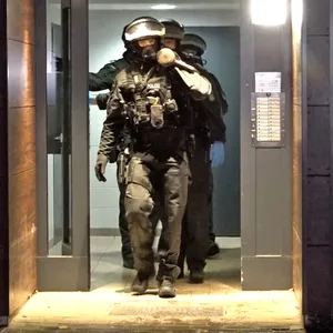 Die Spezialkräfte durchsuchten eine Wohnung in einem Hochhaus am Karl-Arnold-Ring.