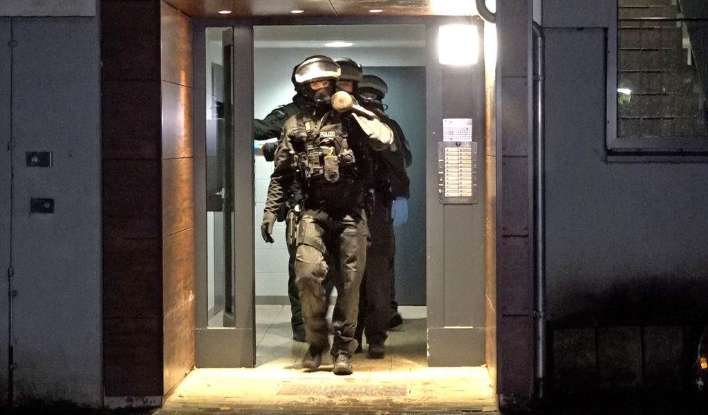 Mit-Vogelschreck-Munition-auf-Kinder-geschossen-Spezialeinheit-im-Einsatz