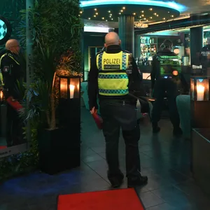 Einsatzkräfte durchsuchen die Shisha-Bar „Reinam“ in der Fährstraße.
