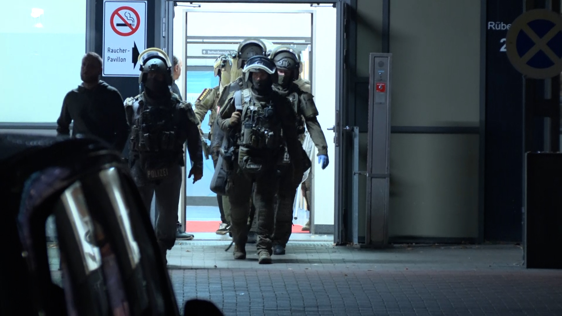 Einsatzkräfte der Polizei wurden am späten Dienstagabend ins Krankenhaus Barmbek gerufen.