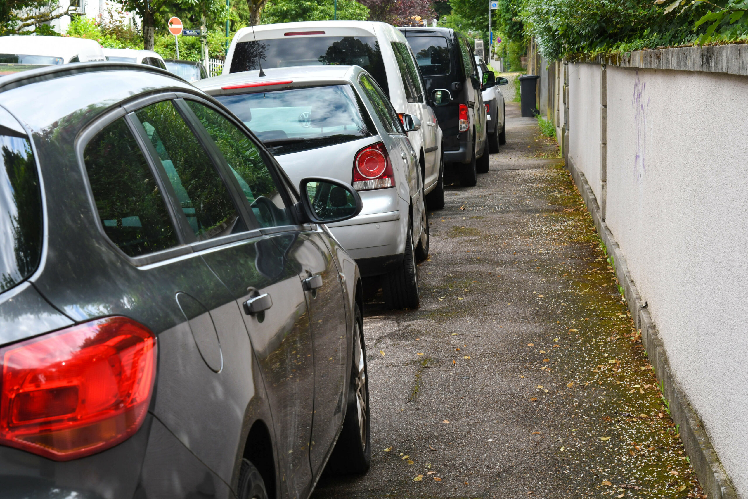 Auch in Hamburg parken viele Autofahrer halb auf dem Gehweg, obwohl es in den meisten Fällen gar nicht erlaubt ist. (Symbolbild)
