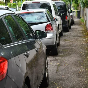 Auch in Hamburg parken viele Autofahrer halb auf dem Gehweg, obwohl es in den meisten Fällen gar nicht erlaubt ist. (Symbolbild)