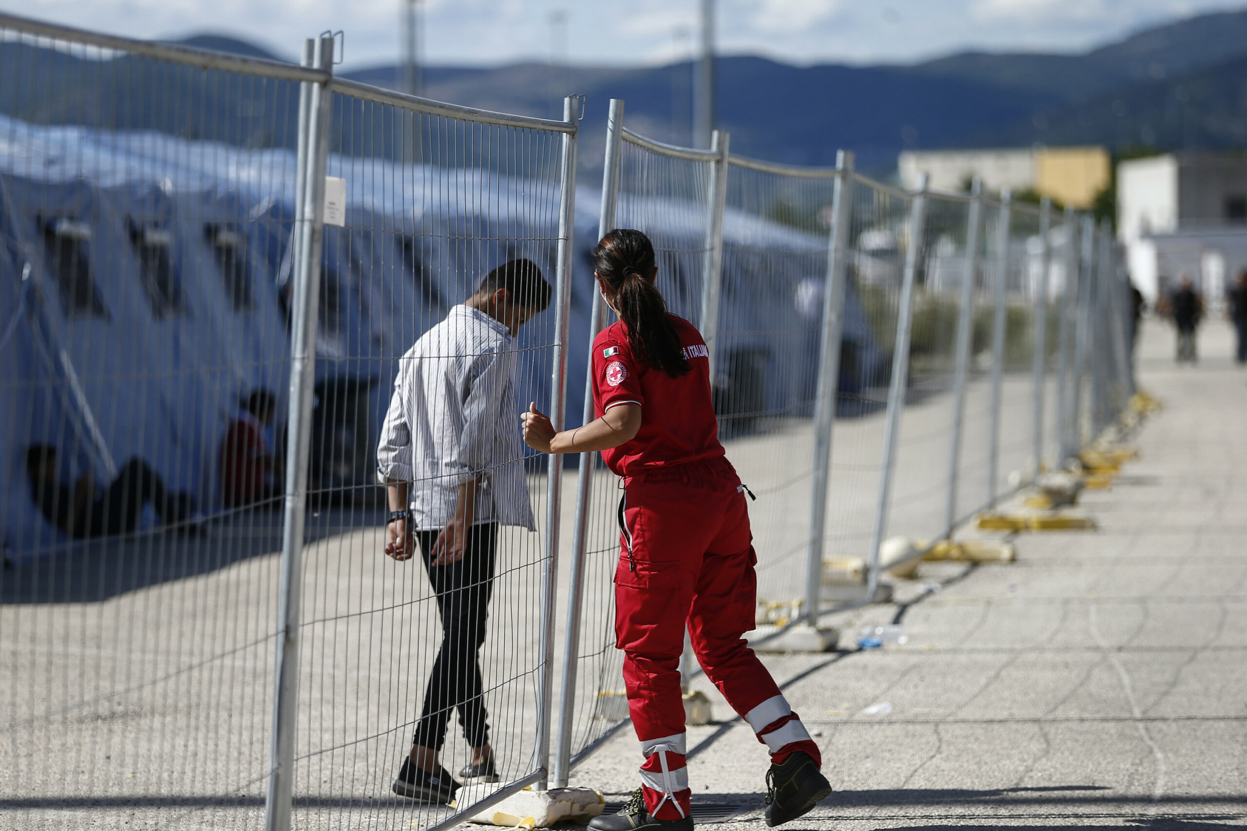 Ein geflüchteter Mensch in einem europäischen Grenzlager.