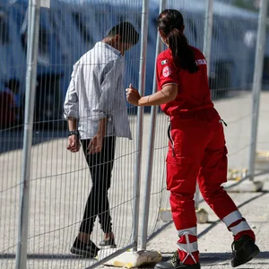 Ein geflüchteter Mensch in einem europäischen Grenzlager.