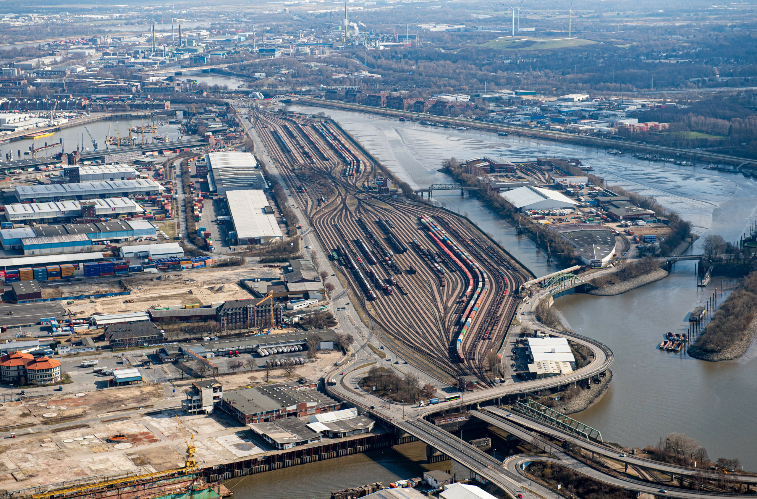 Das Luftbild zeigt den Hafenbahnhof Alte Süderelbe der Hamburg Port Authority (HPA).
