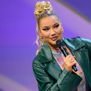 Rapperin Shirin David während eines Talks auf der Bühne.