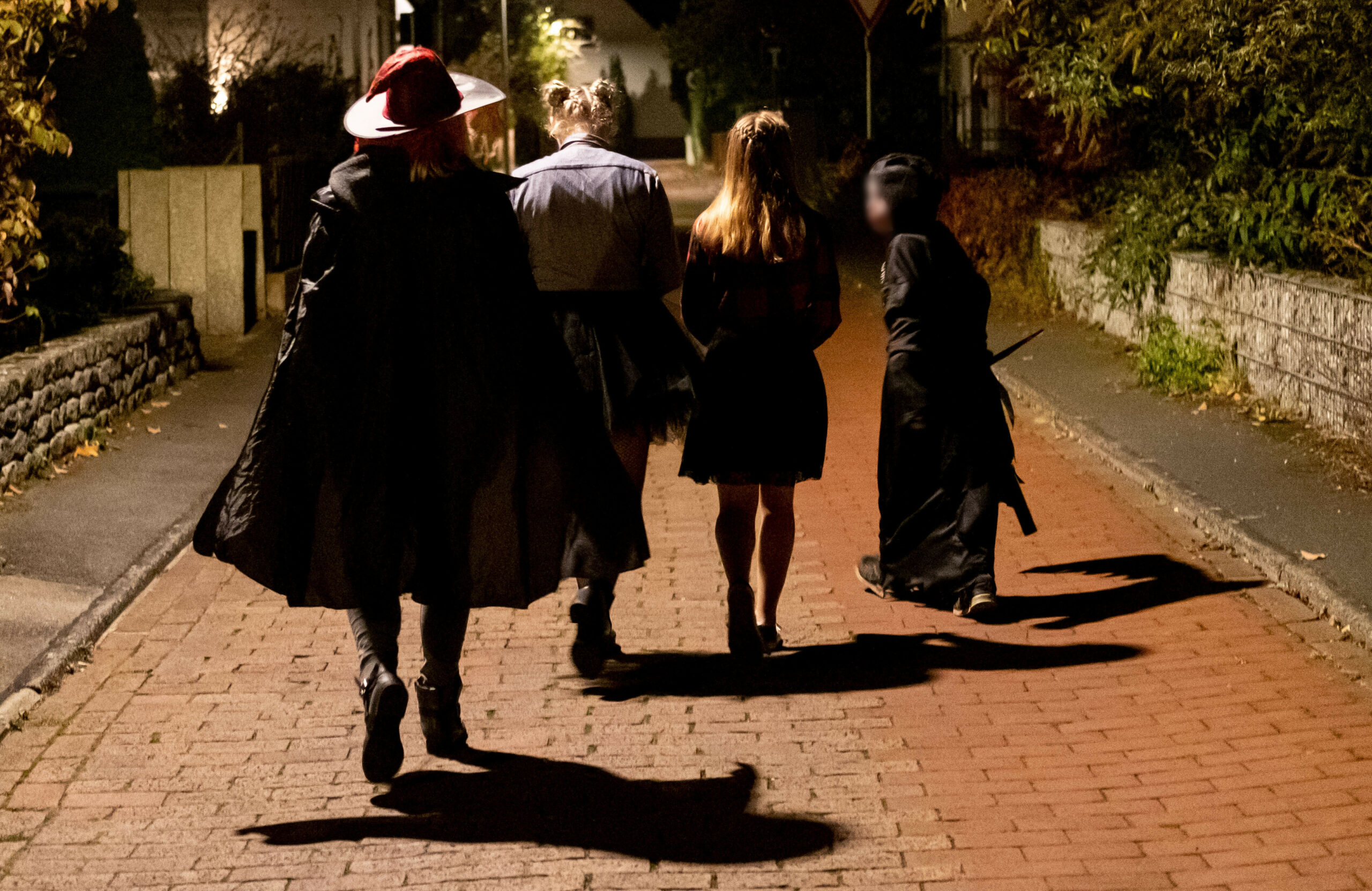 Am Halloween-Abend zogen viele Gruppen durch die Straßen (Symbolfoto).