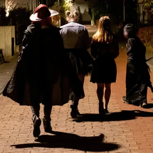 Am Halloween-Abend zogen viele Gruppen durch die Straßen (Symbolfoto).