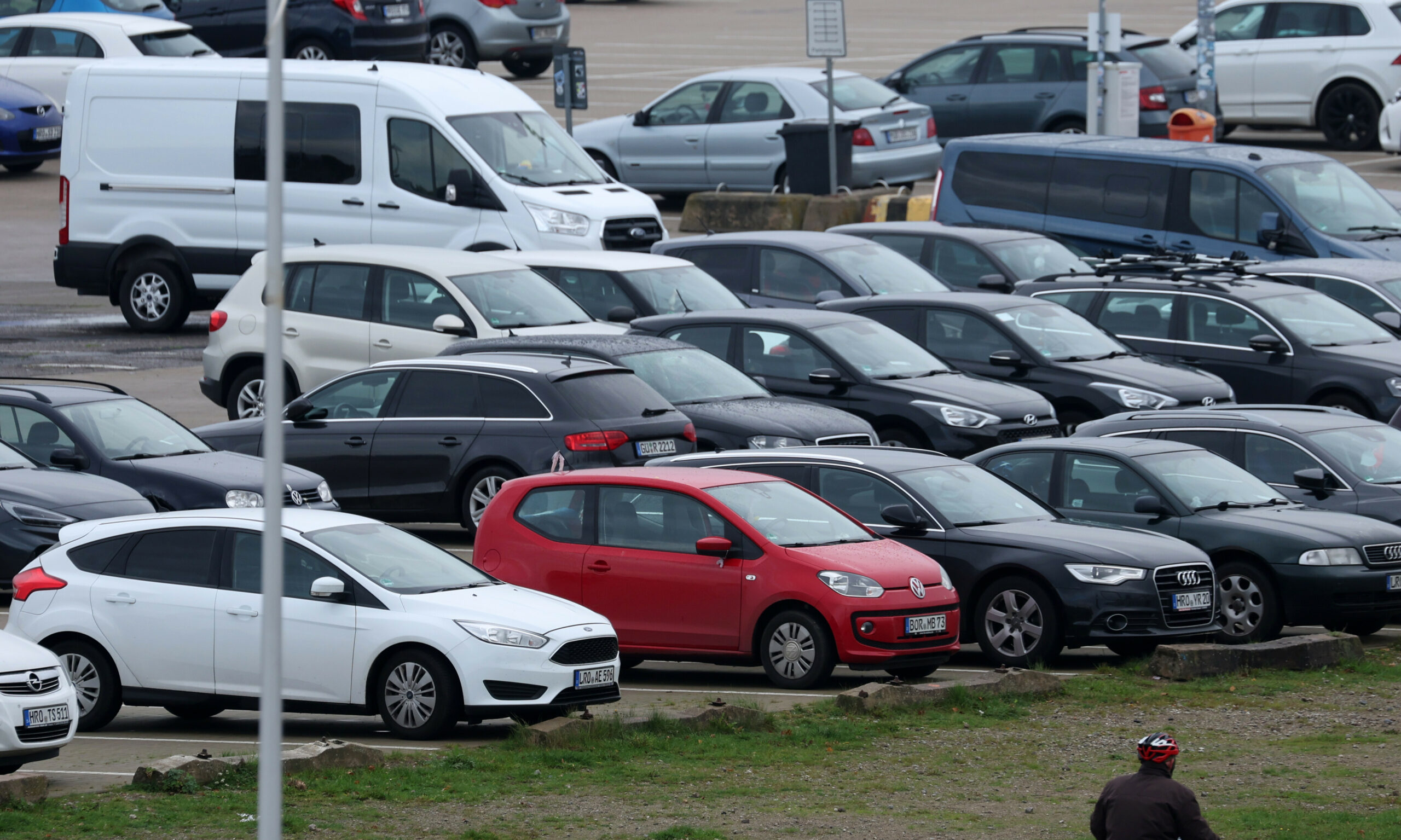 Ein Parkplatz in Rostock (Archivbild).