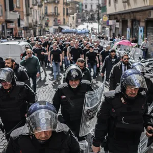 Italienische Polizisten eskortierten Fans von Eintracht Frankfurt durch die Innenstadt