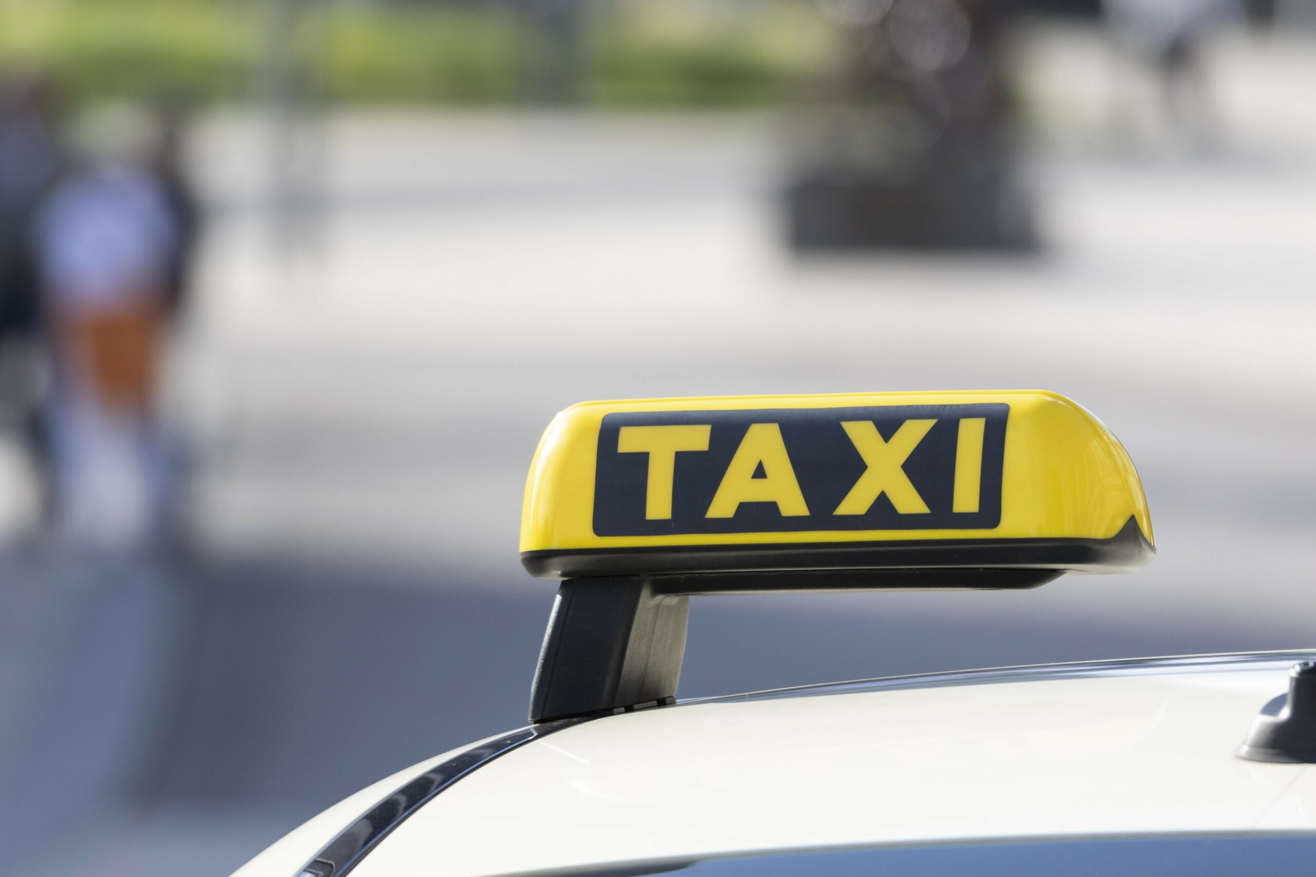 Schild eines wartenden Taxis an einem Taxistand in Hamburg