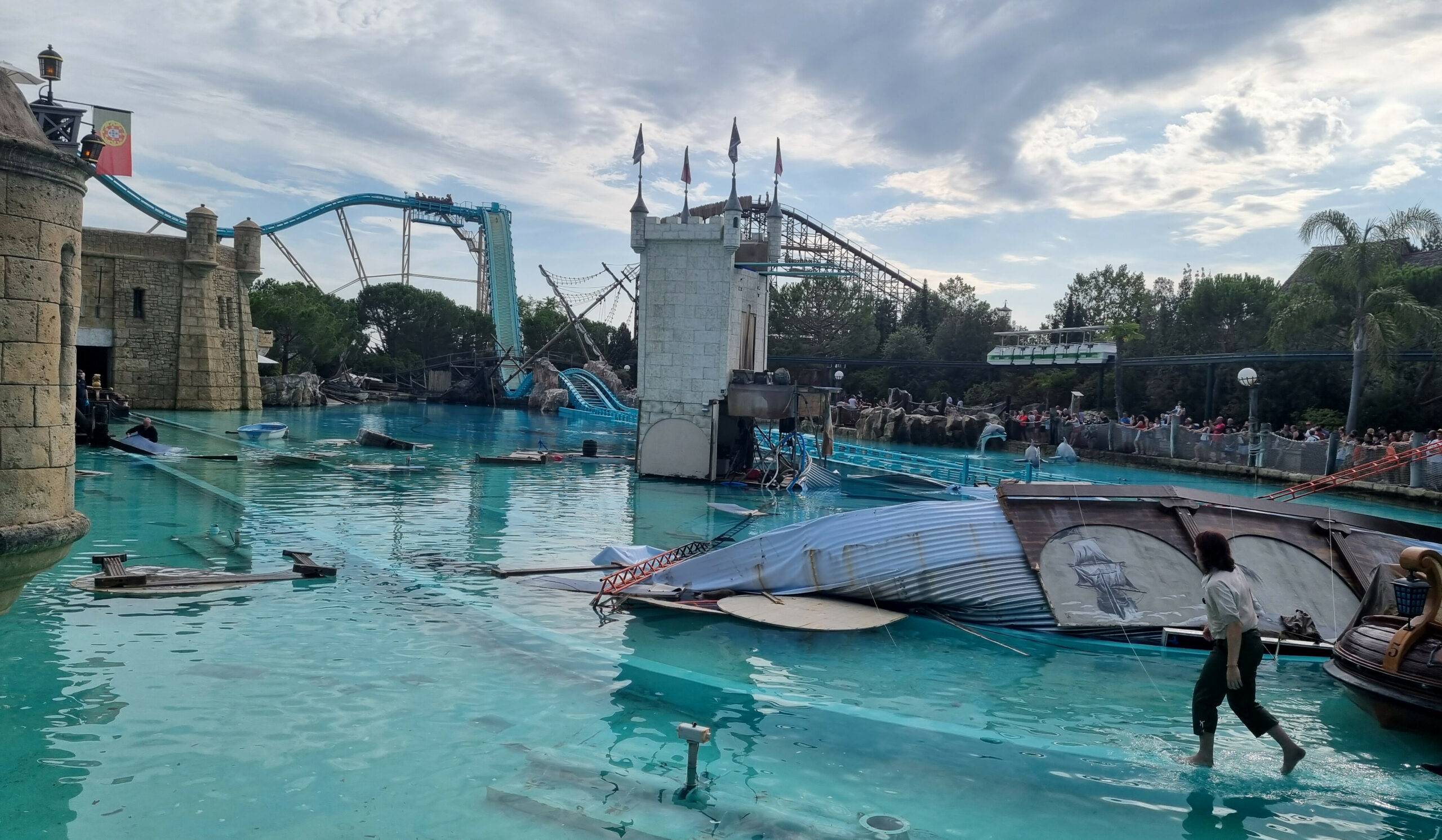 Ein Blick auf das Areal der „High-Diving-Show“ im Europa-Park nach dem Unfall – ein Angeklagter gesteht nun vor Gericht.
