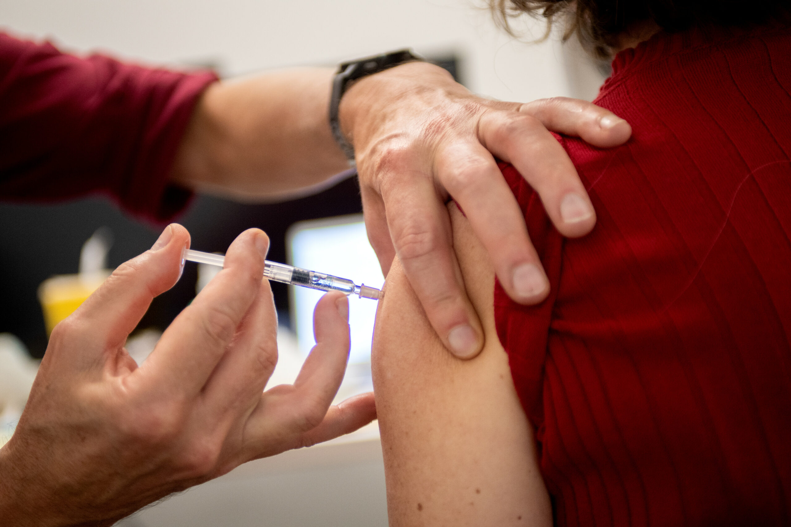 Eine Person erhält eine Impfinjektion.