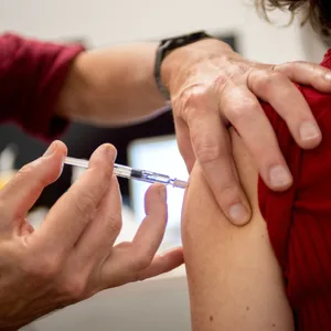 Eine Person erhält eine Impfinjektion.