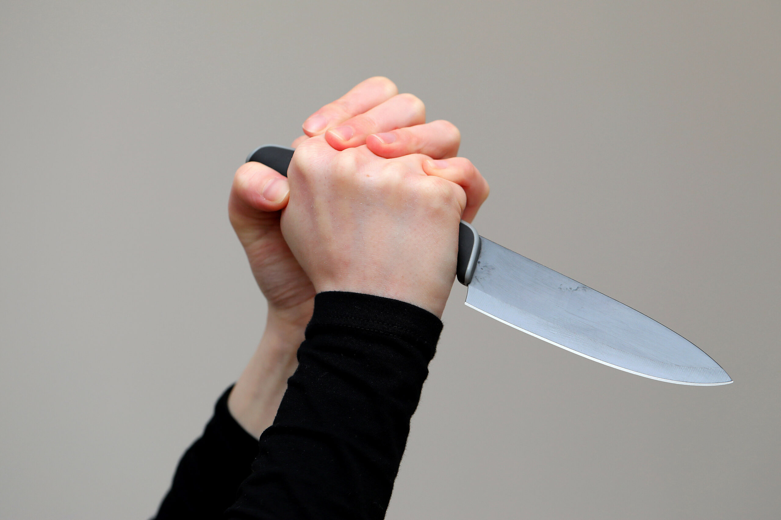 Eine Hand hält ein gefährliches Messer in der Hand.