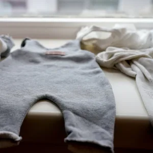 Ein Strampler liegt auf der Fensterbank einer Geburtshilfestation im Krankenhaus.