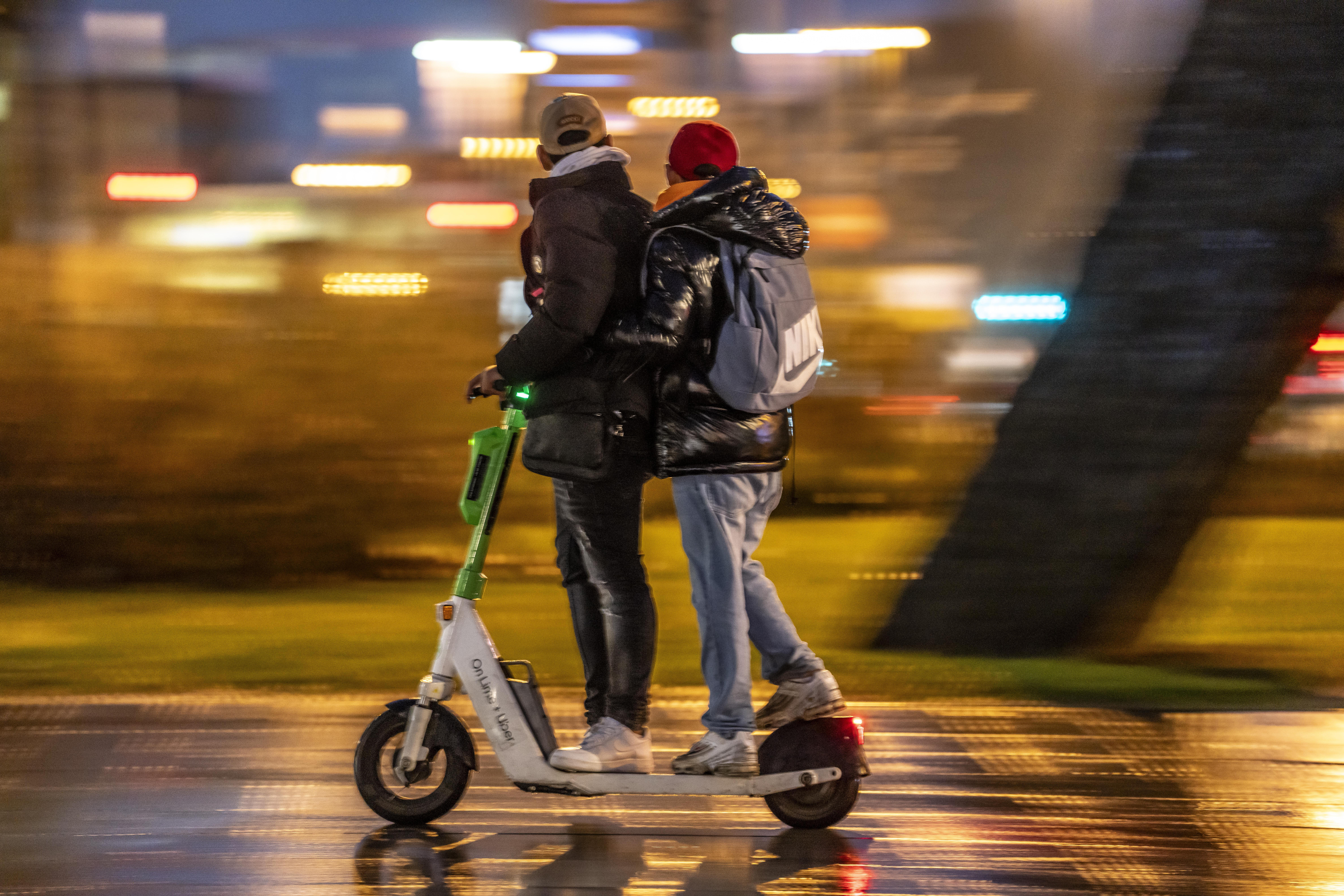 Jugendliche auf einem E-Scooter