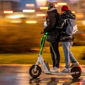 Jugendliche auf einem E-Scooter