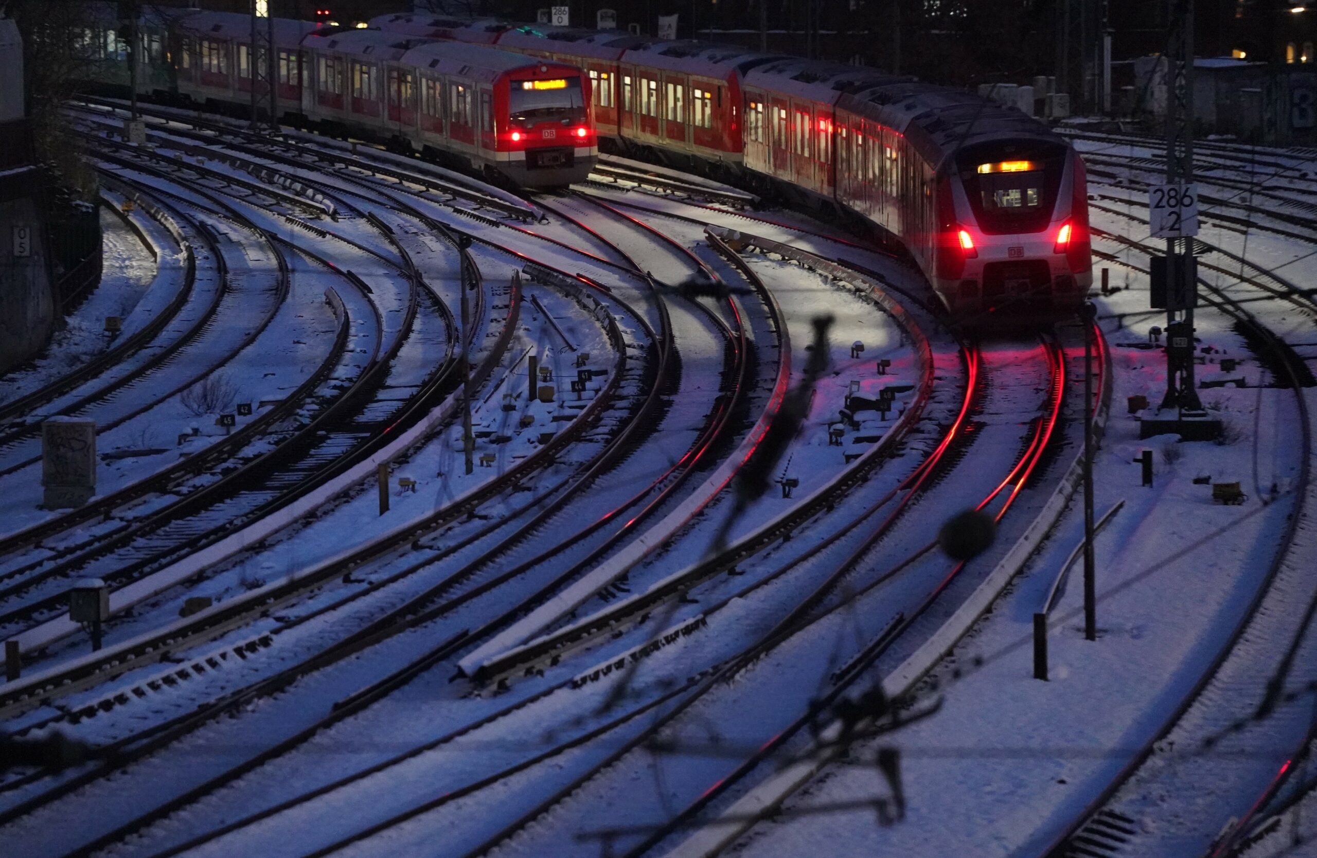 S-Bahnen fahren im Schnee.