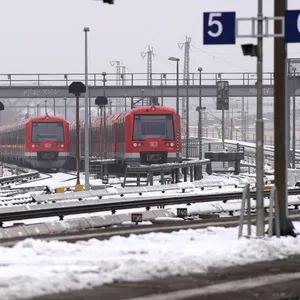 S-Bahnzüge stehen auf einem Nebengleis am Bahnhof Altona.