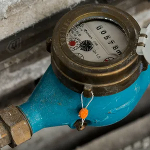 Eine Wasseruhr im Keller eines Privathauses