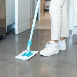 Der Boden wird gewischt.